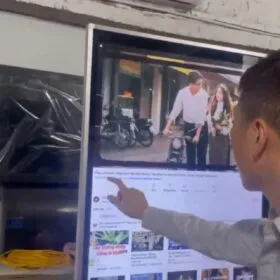 Thi công lắp đặt màn hình quảng cáo LCD chân quỳ 32 inch tại Láng Hòa Lạc  
