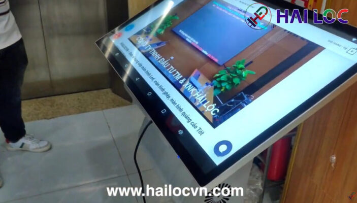 Lắp đặt màn hình quảng cáo chân quỳ cảm ứng tương tác 32 inch tại Long Biên, Hà Nội  