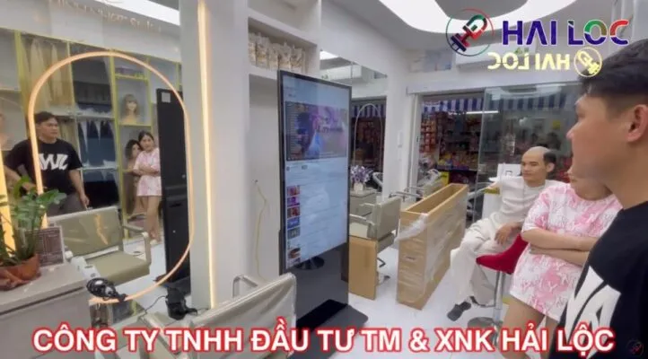 Lắp đặt màn hình quảng cáo chân đứng Cảm Ứng 4K cửa hàng tóc giả Minh Nhật  